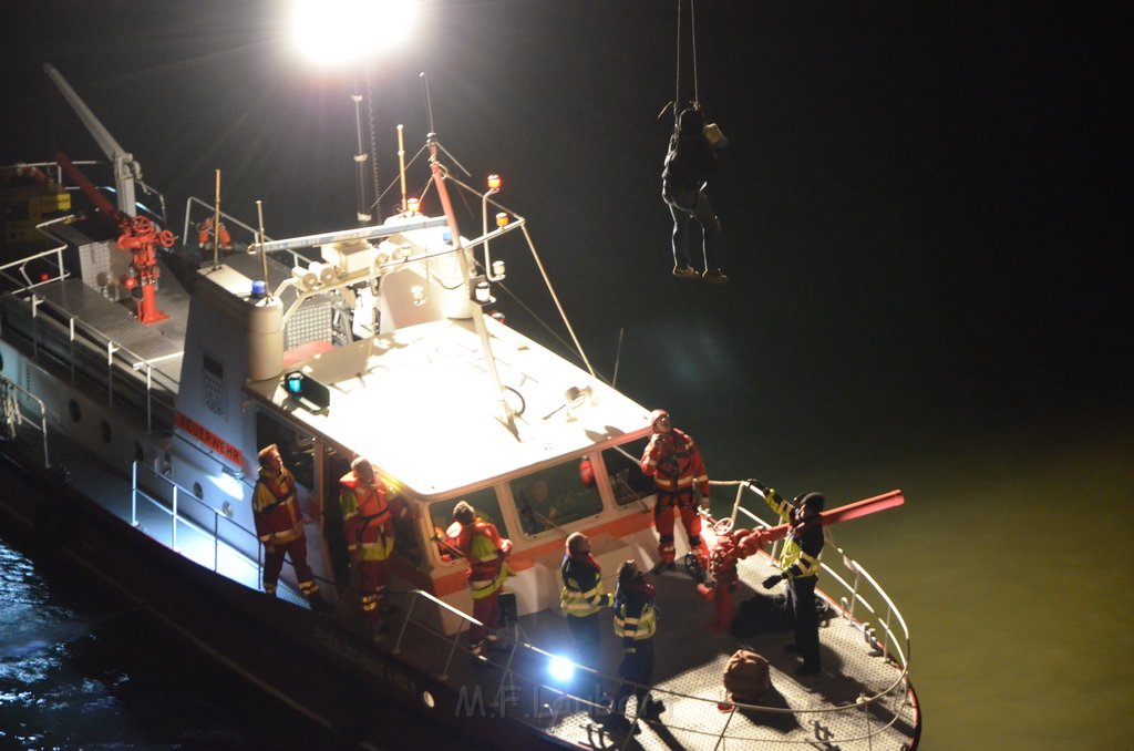 Einsatz BF Hoehenretter Koelner Seilbahn Hoehe Zoobruecke P2442.JPG